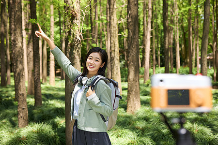 女孩微笑手指上方图片