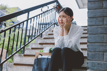 楼梯间伤心的女职员图片