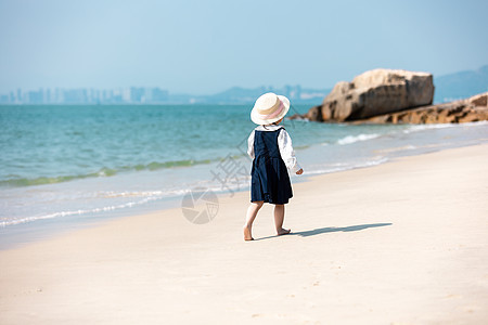 夏天女童在海边散步图片