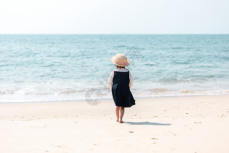 夏天女童在海边散步图片