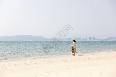 夏天母女在海边散步图片