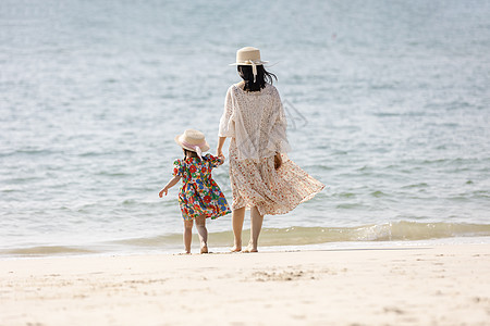 夏天母女在海边散步图片