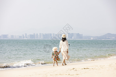 夏天母女在海边散步图片