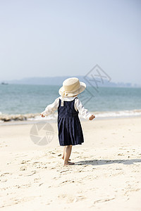 夏天女童在海边散步图片