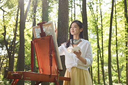 年轻女性公园写生图片