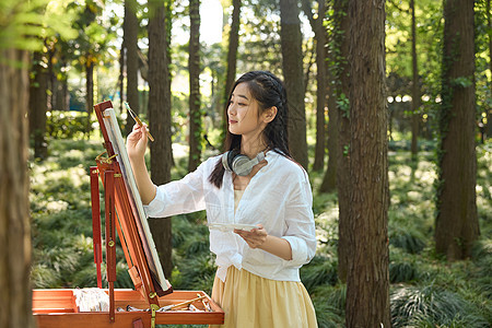 年轻女性公园写生图片