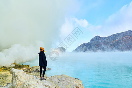 印尼宜珍火山旅行背影图片