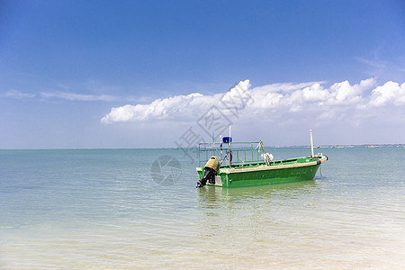 夏天海上船只图片