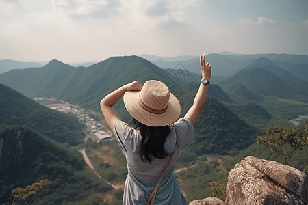 欣赏山顶的景色的女孩图片