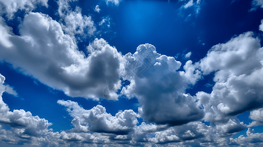 湛蓝多云的天空图片