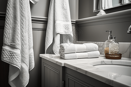 浴室的白色浴巾图片