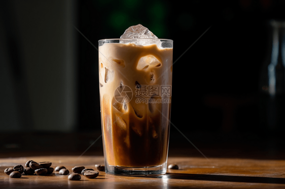 一杯高高的冰镇咖啡，非常适合炎热的夏日。图片