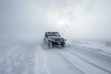 雪地里的一辆白色吉普车图片