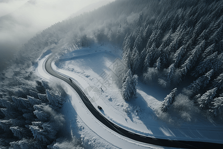 山区蜿蜒的雪道图片