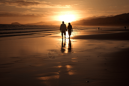 夕阳下散步的情侣图片