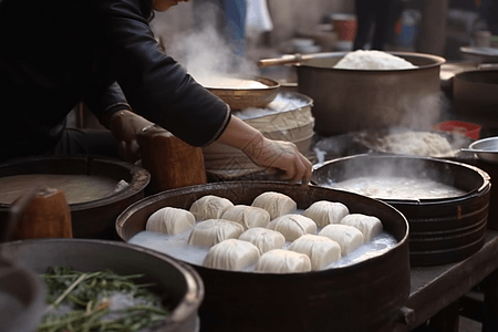 小贩制作各种馅料的蒸饭卷图片