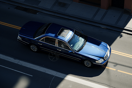 在街道上停着一辆蓝宝石色城市汽车图片