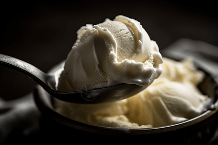 一勺奶油香草冰淇淋的特写镜头，展示了其光滑天鹅绒般的质地。图片