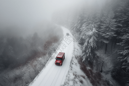 一辆红色卡车在山路上行驶图片