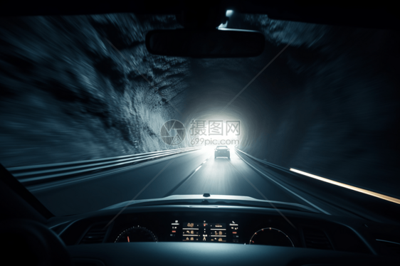 在黑暗隧道里行驶的汽车图片