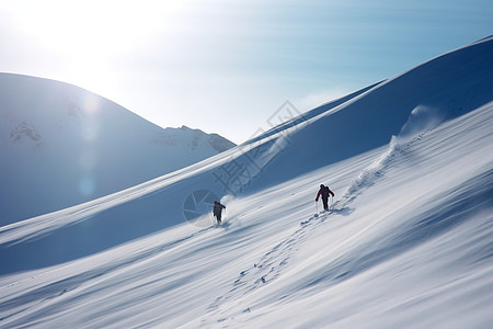 人们越过雪山图片