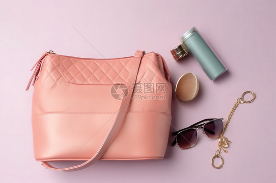 粉色包包和化妆品图片