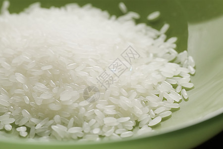 清水洗净的大米图片