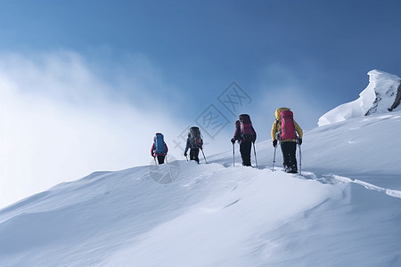 正在爬雪山的登山者高清图片