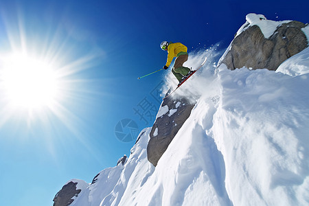 滑雪者在雪山滑雪图片