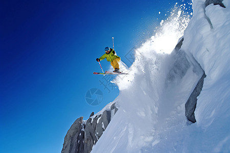 滑雪者从雪山跳跃下来图片