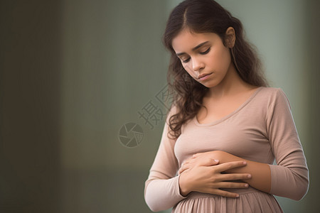 捂着肚子的女孩女孩捂着疼痛的肚子背景