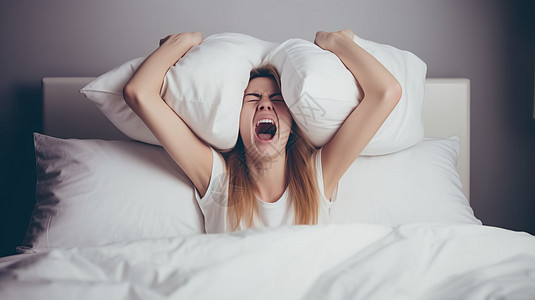 生气女人失眠的女人在大喊大叫背景