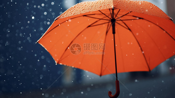 雨滴从橙色雨伞落下图片