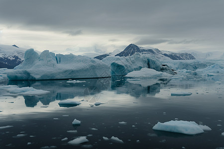 以冰川和冰山为特色的自然景观图片