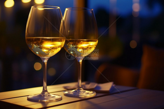 夜晚的两杯白葡萄酒图图片