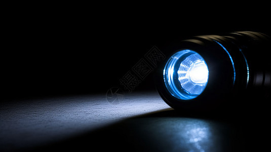 黑暗中手电筒的蓝光特写镜头背景图片