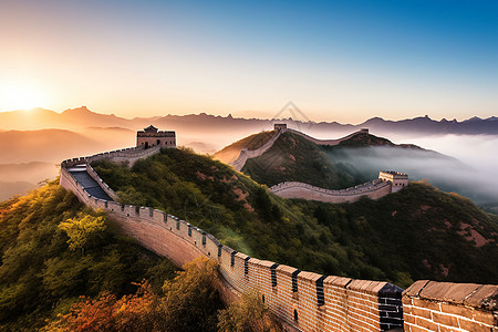 雾山云雾下的古老城墙背景