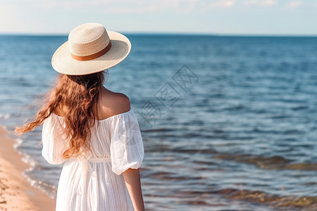在海边带着草帽的女人图片