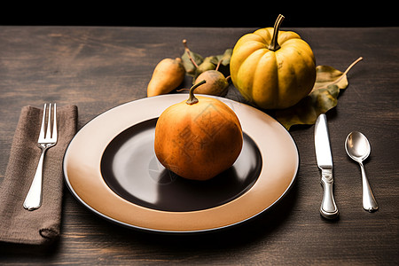 叉子和刀子空盘子桌子上有成熟的南瓜和梨图片
