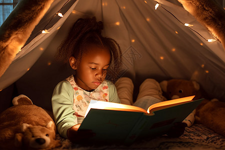 非洲裔儿童在阅读图片