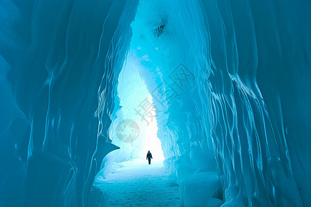 行走在冰洞隧道中的游客图片