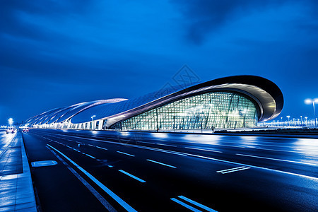 机场与公路夜景图片