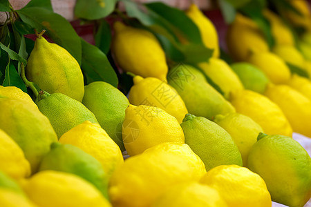 市场中新鲜的柠檬图片