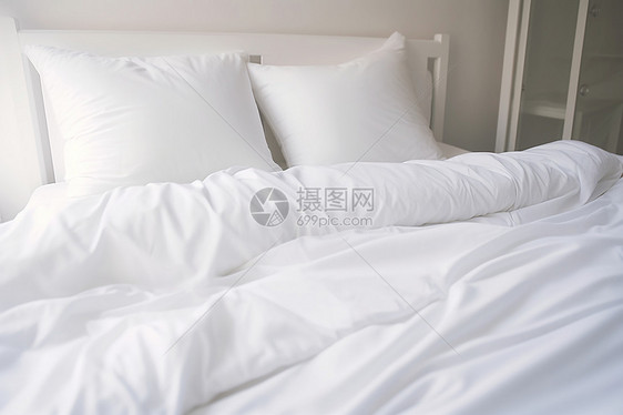床上的白色床单和枕头图片