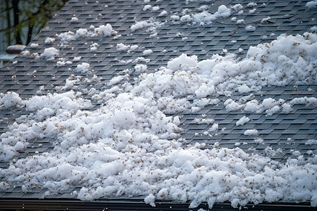冬天积雪的屋顶图片