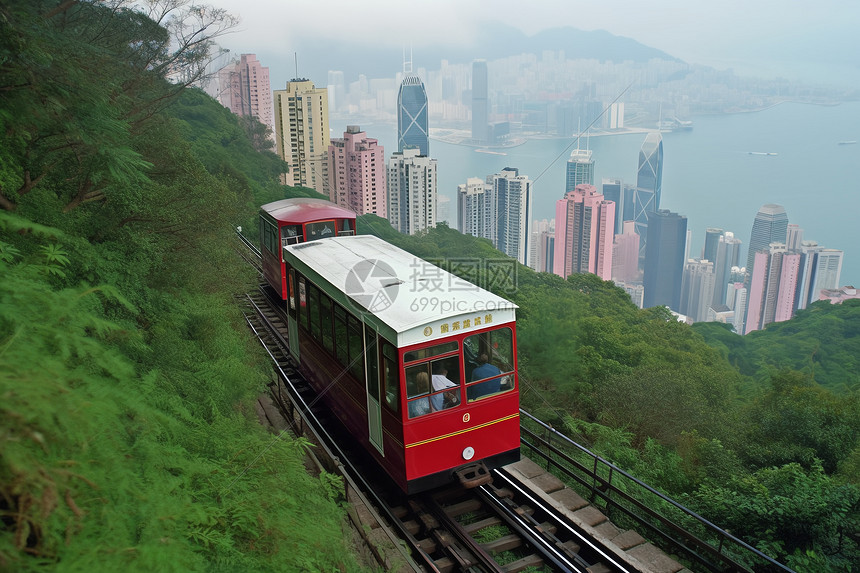 山顶的旅游车图片