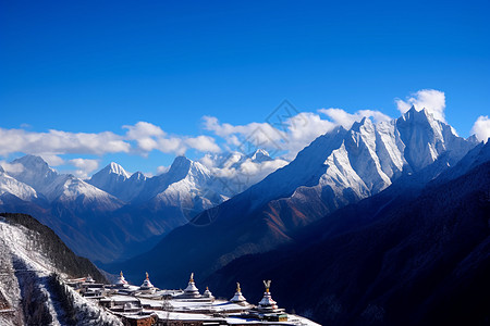 晴空万里高海拔山峰背景图片