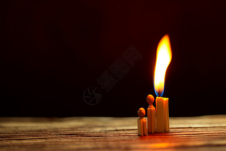 桌子上燃烧的蜡烛图片
