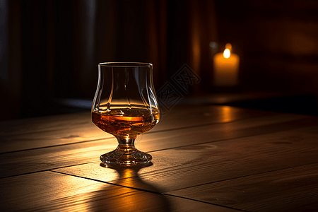 威士忌放在木桌上图片
