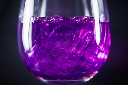 玻璃杯内的紫色液体图片